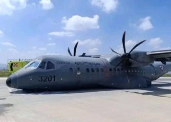 Aterriza de emergencia avión de la Fuerza Aérea en el AIFA