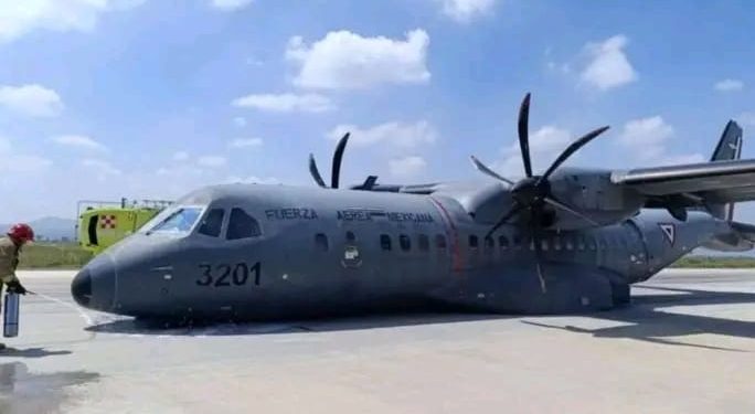 Aterriza de emergencia avión de la Fuerza Aérea en el AIFA