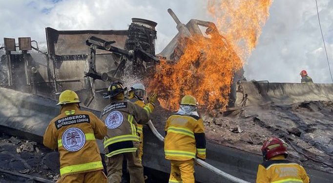 Un muerto y 56 heridos por explosión de pipa de gas en el Puente de la Concordia de Iztapalapa