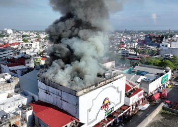 Fumarolas en tienda 'Del Sol' en Villahermosa moviliza a bomberos