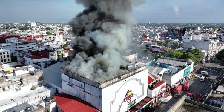 Fumarolas en tienda 'Del Sol' en Villahermosa moviliza a bomberos