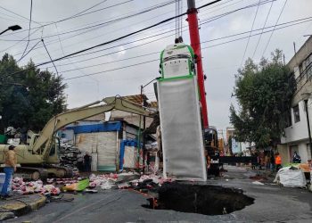 camión atorado en socavón en Iztapalapa