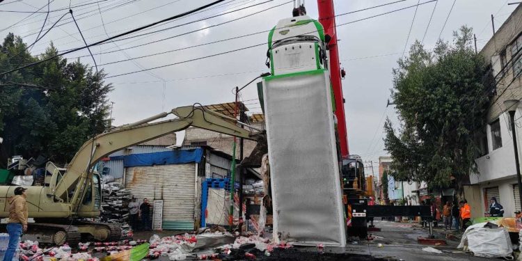 camión atorado en socavón en Iztapalapa