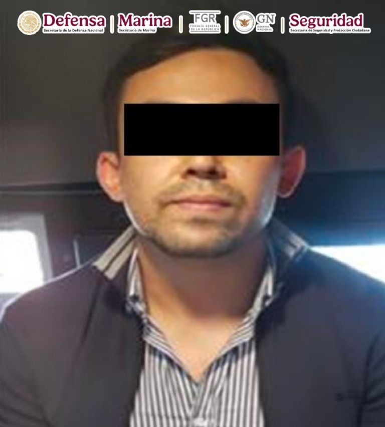Álvarez González enfrenta cargos por delincuencia organizada y lavado de dinero. Provenía de un vuelo desde Barcelona.