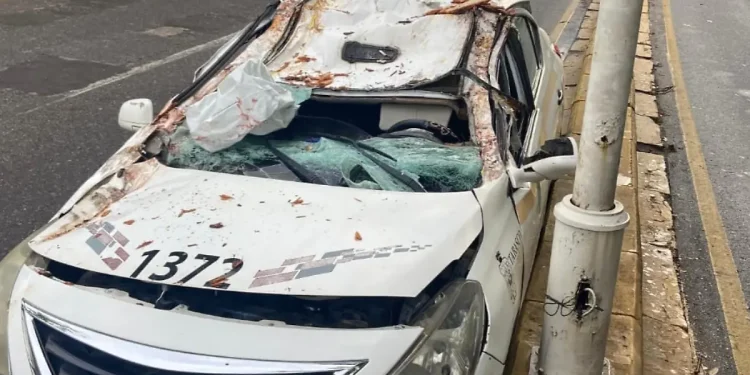 Cae árbol sobre taxi en Villahermosa; dos lesionados