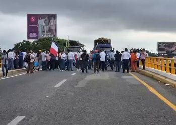 Exempleados de Pemex Bloquean puente Los Motos en la Villahermosa–Cárdenas por adeudos