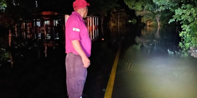 Evacúan a personas en Balancán por crecida de ríos e inundaciones