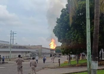Ducto de Pemex explota frente a la planta de Cactus