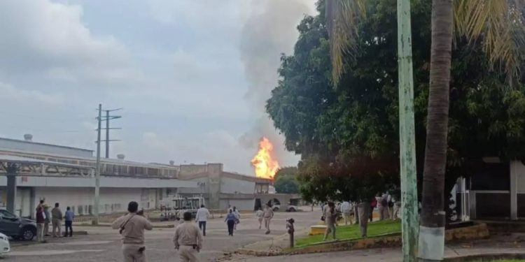 Ducto de Pemex explota frente a la planta de Cactus