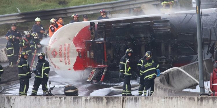 Publican nuevas normas para regular el transporte de gas por accidente de pipa en Iztapalapa