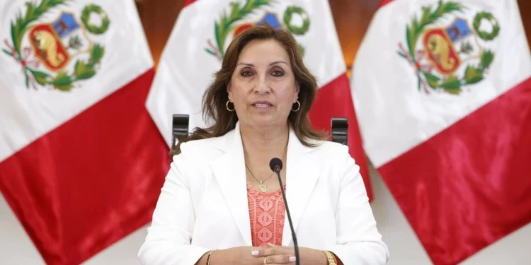Dina Boluarte niega buscar asilo y afirma que no dejará Perú tras su destitución
