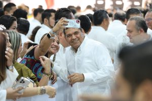 Javier May con el pueblo