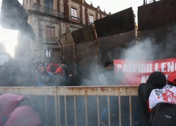 Maestros de la CNTE tratan de tirar valla