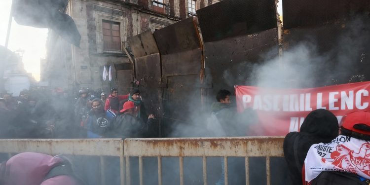 Maestros de la CNTE tratan de tirar valla