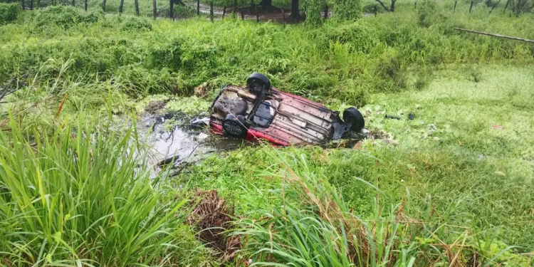 Auto accidentado en Villahermosa cae en pantano