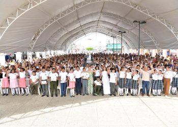 Avanza ‘Inclusión Digital’ en Tabasco; entrega Javier May 3,755 tabletas en Huimanguillo para mejorar aprovechamiento escolar de estudiantes de secundaria