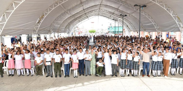 Avanza ‘Inclusión Digital’ en Tabasco; entrega Javier May 3,755 tabletas en Huimanguillo para mejorar aprovechamiento escolar de estudiantes de secundaria