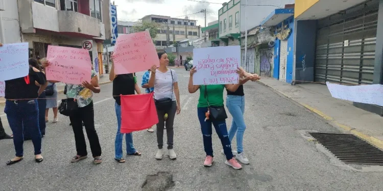 Falta de sanitarios escuela primaria genera bloqueo