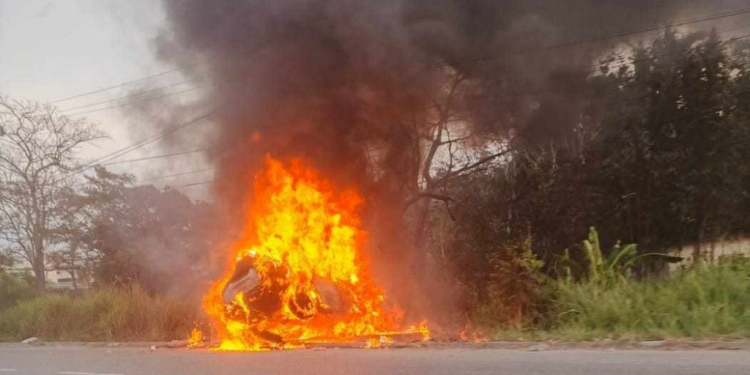 Camioneta se incendia en la Villahermosa-Cárdenas