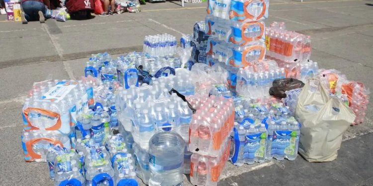 Beber agua embotellada liquida los acuíferos
