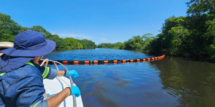 Barreras Río Seco Paraíso mitigan hidrocarburos