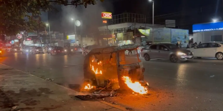 Incendian pochimóvil Plaza Las Américas: Detalles