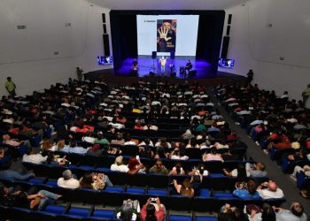 Nicho Hinojosa cautiva en su presentación en la FIL UJAT 2026