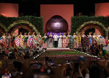 Disfrutan tabasqueñas y tabasqueños, con gran algarabía, tradicional imposición de bandas a las 17 embajadoras