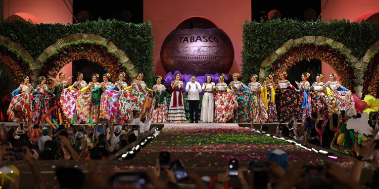 Disfrutan tabasqueñas y tabasqueños, con gran algarabía, tradicional imposición de bandas a las 17 embajadoras