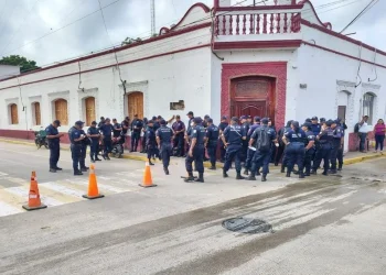 Policías toman Palacio Municipal Jonuta por negligencia del Ayuntamiento