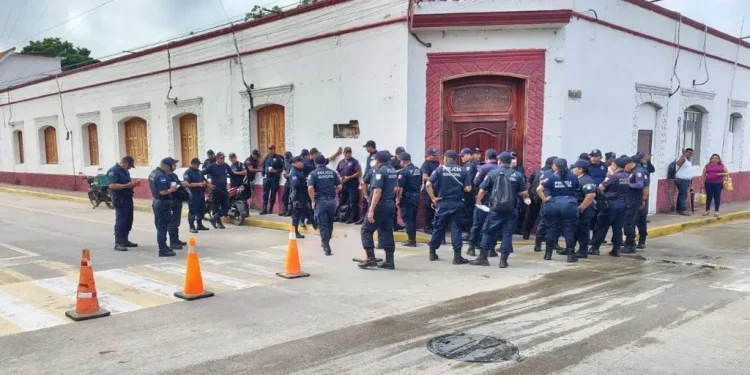 Policías toman Palacio Municipal Jonuta por negligencia del Ayuntamiento