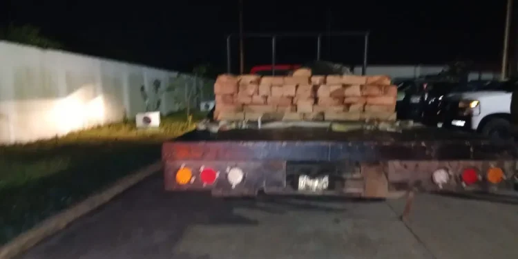 Policía de Investigación detiene transporte ilegal de madera en Jalpa de Méndez