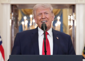 Sube petróleo 4% tras discurso de Trump