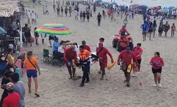 Rescatan bañistas Paraíso: Cuatro salvados oleaje