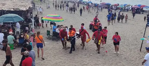 Rescatan bañistas Paraíso: Cuatro salvados oleaje