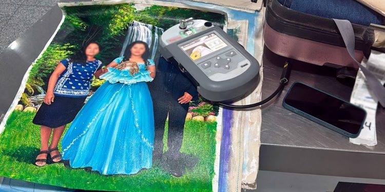 Semar e INM detienen extranjero con cocaína en lienzos AICM