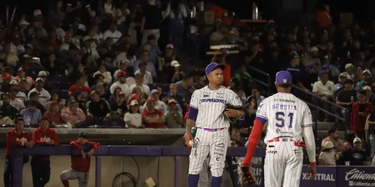 Diablos Rojos logran barrida sobre Conspiradores