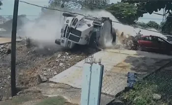 Volteo vuelca con rocas en Teapa-Villahermosa