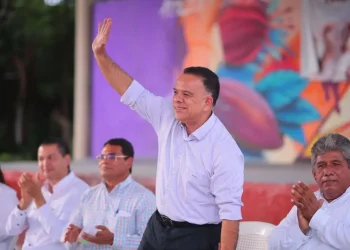 Diputado Medina califica de torpeza adelanto cierre ciclo escolar