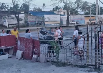 Vecinos bloquean periférico de Villahermosa por falta de electricidad