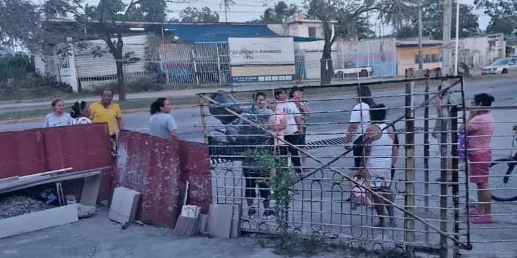 Vecinos bloquean periférico de Villahermosa por falta de electricidad
