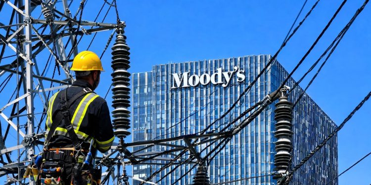 Moody's pone a CFE y ocho bancos en el límite