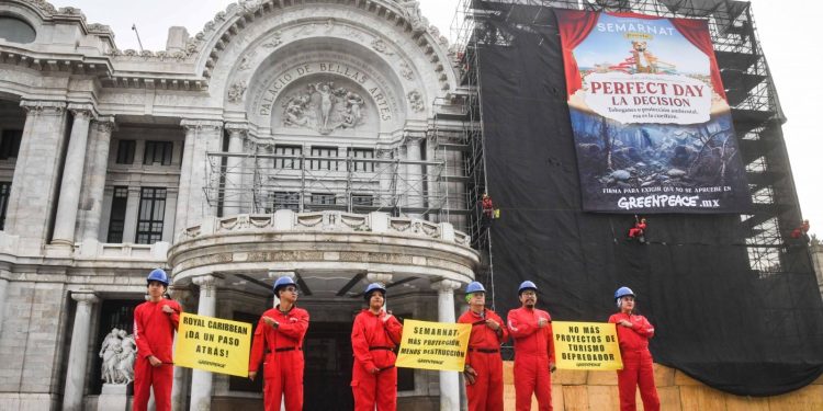 Greenpeace se manifiesta en Bellas Artes