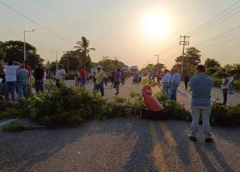 Vecinos cierran la carretera Ciudad Frontera- Ciudad del Carmen