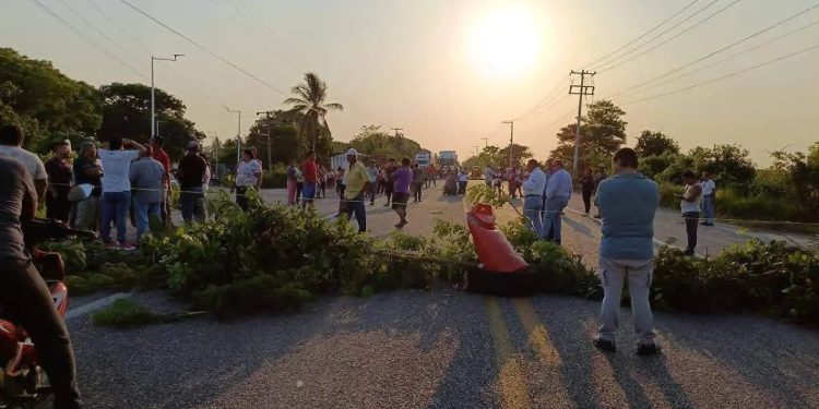 Vecinos cierran la carretera Ciudad Frontera- Ciudad del Carmen