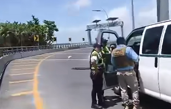 Taxistas bloquean Puente Nichupté Cancún por restricciones