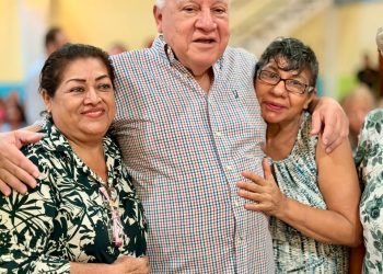 Abuelitas arropan con cariño a Rafael Marín en emotivo festejo por el Día de las Madres