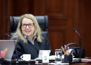 Ministra de la SCJN durante sesión donde se discutió el concepto all inclusive y acceso a playas
