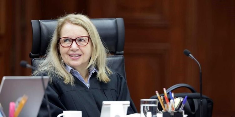 Ministra de la SCJN durante sesión donde se discutió el concepto all inclusive y acceso a playas