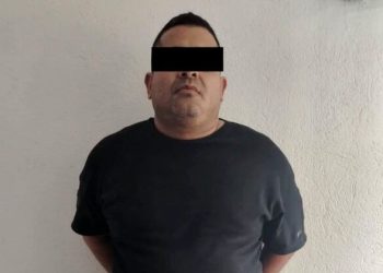 Elementos de seguridad realizando detención por robo a cuentahabiente en Plaza Altabrisa Villahermosa.